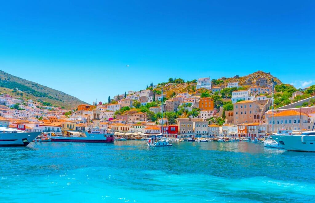 Découvrez les couleurs et l'architecture des maisons sur l'île d'Hydra ©Shutterstock