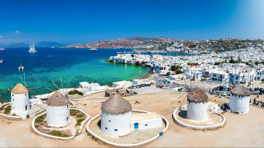 Découvrez l'île paradisiaque de Mykonos, avec ses moulins ©iStock