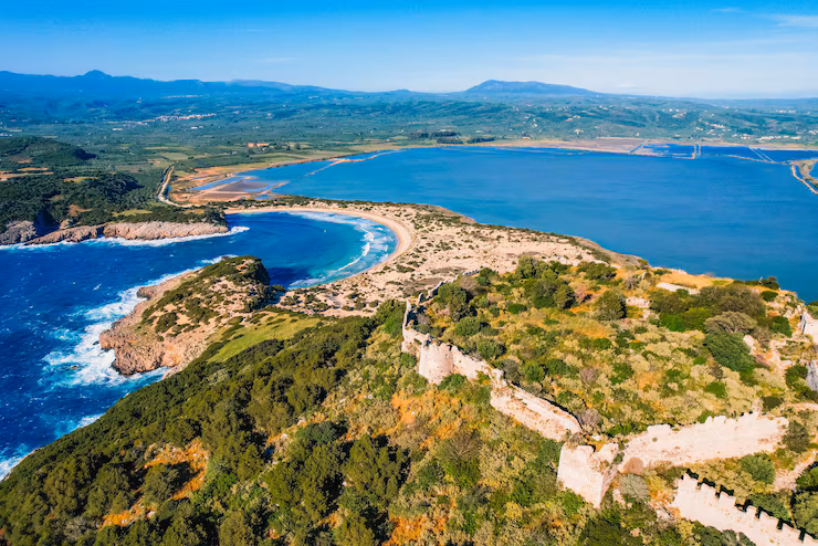 Plage de Voidkokilia en Grèce sur le Péloponnèse ©Freepik