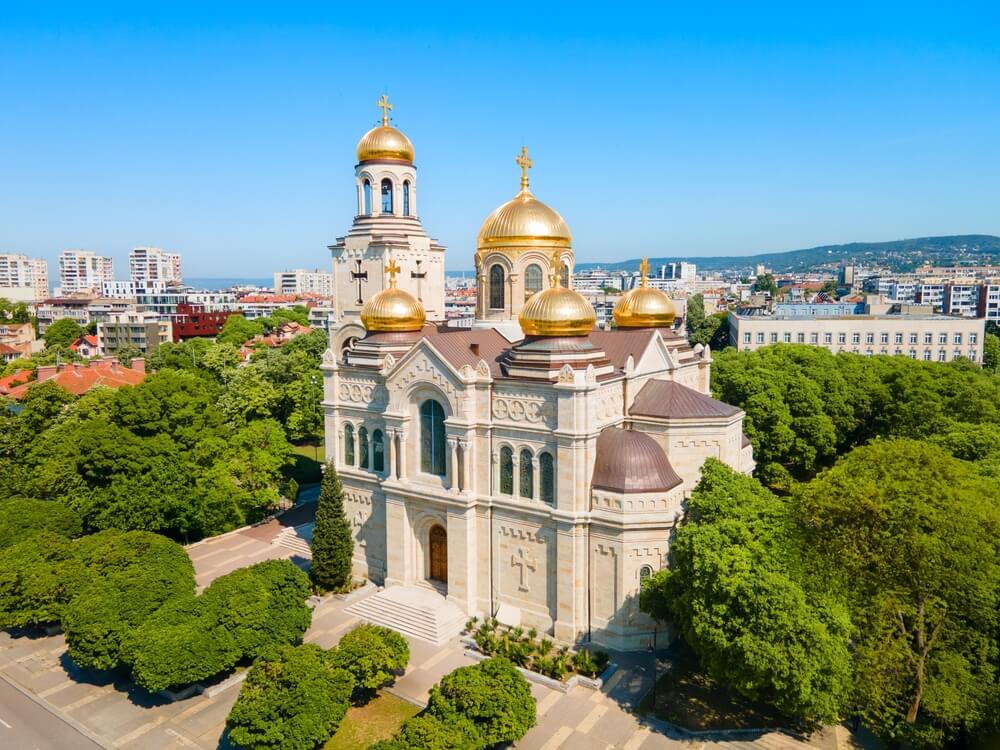 La cathédrale de la Mère de Dieu dans la ville et station balnéaire de Varna ©Shutterstock