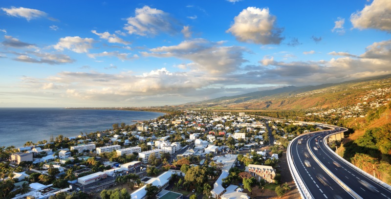 Panorama sur la baie de Saint-Paul située au pied du Piton Maido © ileréunionvoyage.fr