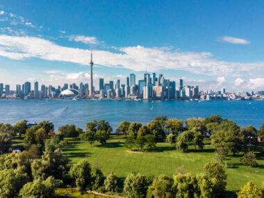 Le Lac Ontario et la ville de Toronto en fond ©Shutterstock