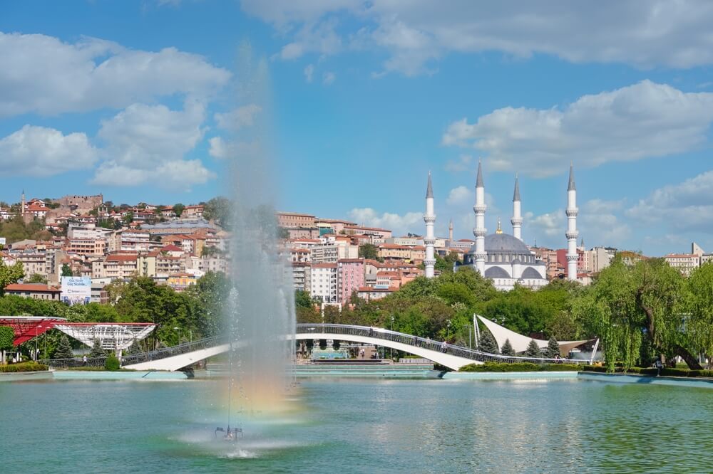 La ville d'Ankara depuis l'étang de Genclik Parki ©Shutterstock