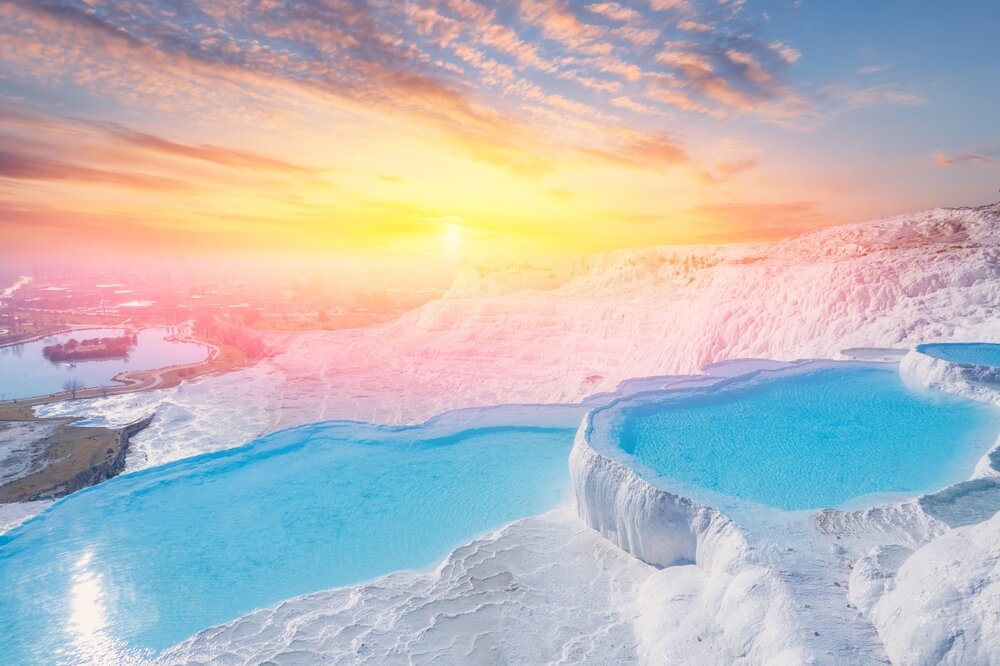 Les Sources thermales naturelles de Pamukkale, surnommé le « château de coton » ©Shutterstock