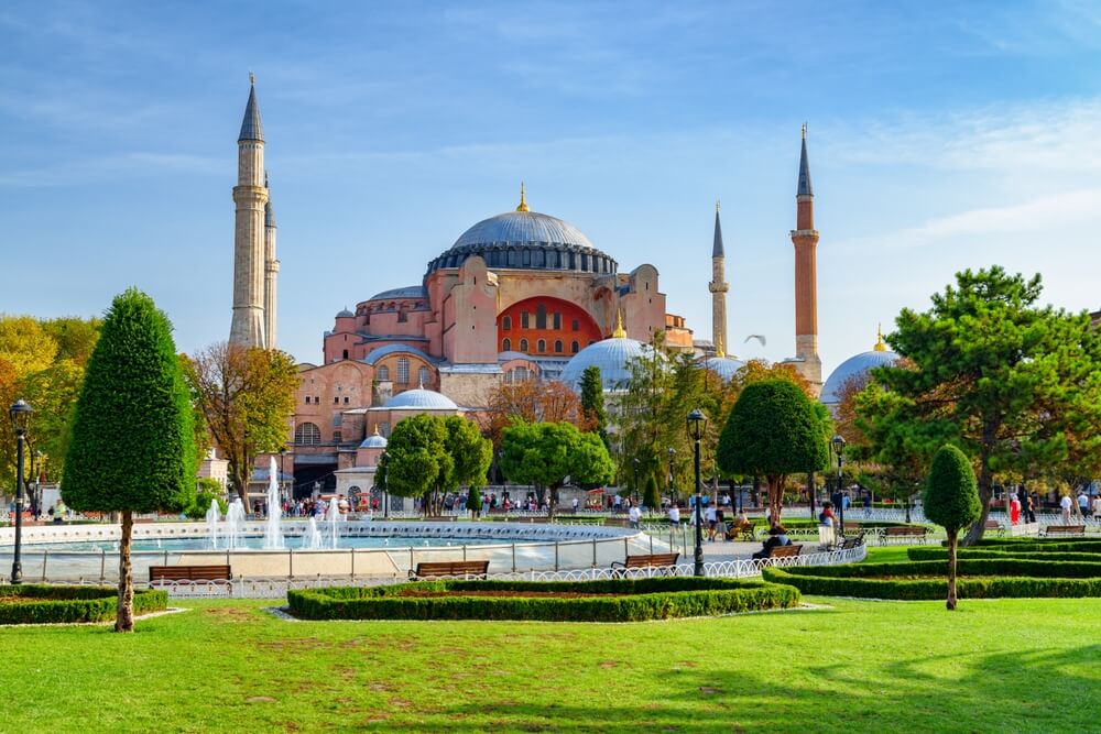 Venez découvrir la place la plus populaire d'Istanbul, la place Sultanahmet et l'église Sainte-Sophie ©Shutterstock
