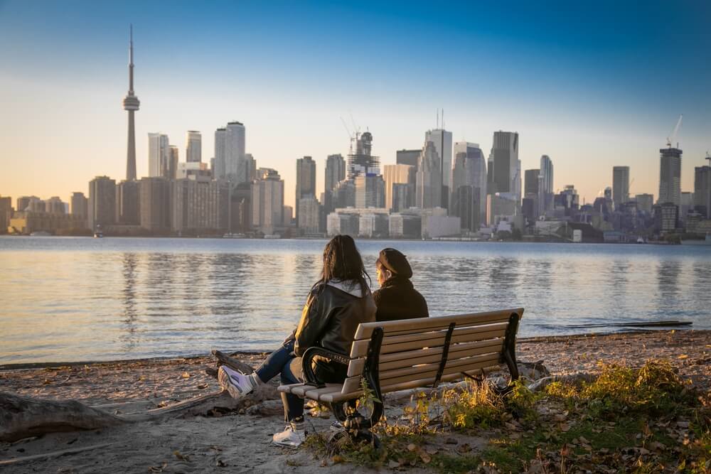 Admirez la ville et la tour CN depuis la plage d'une des îles de Toronto ©Shutterstock