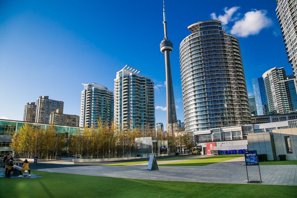 La Tour CN, dominant les autres buildings de Toronto ©Shutterstock