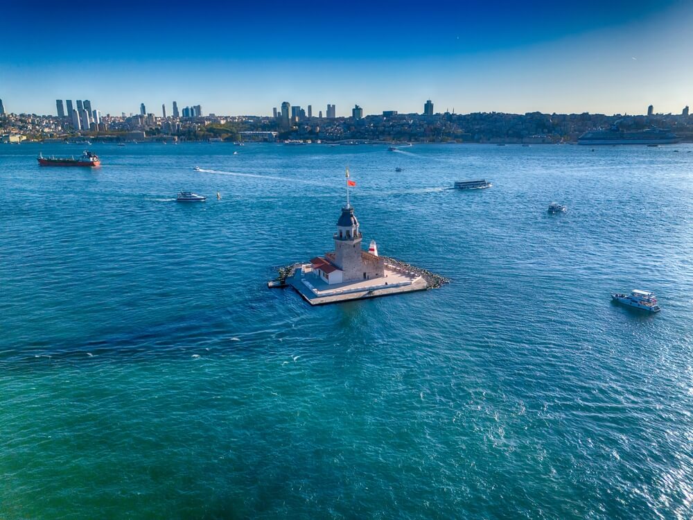 La Tour de Léandre (Kiz Kulesi) situé dans le détroit du Bosphore, au large d'Istanbul ©Shutterstock