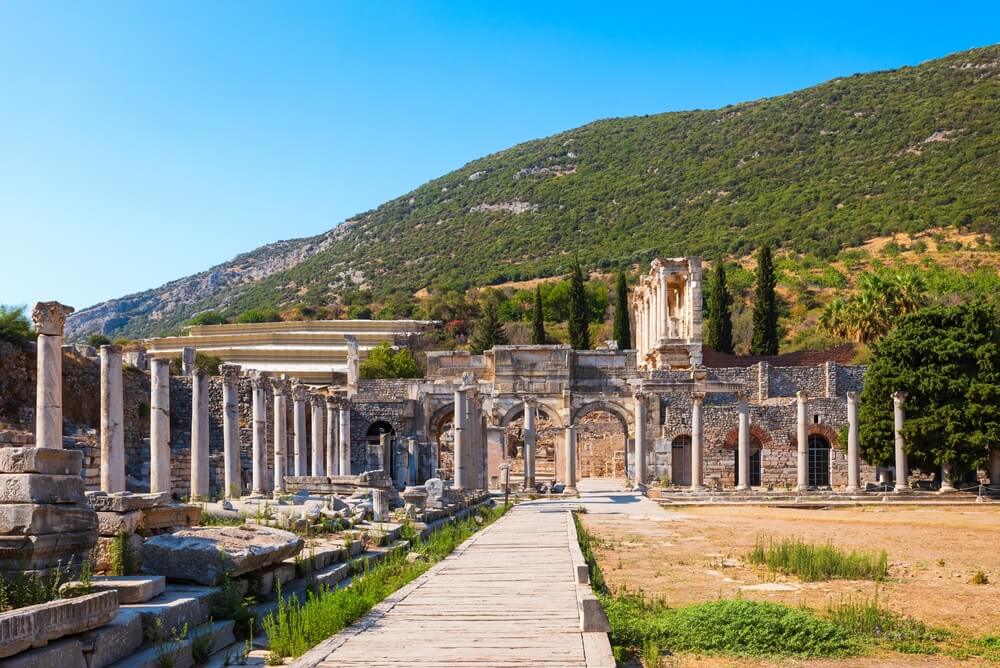 La Bibliothèque de Celsus, une ruine antique impressionnante à Ephèse ©Shutterstock