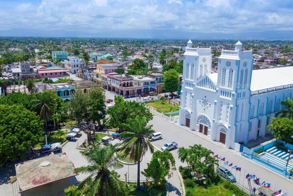 La ville et la cathédrale de Les Cayes, proche de Port-au-Prince ©Nouvelliste
