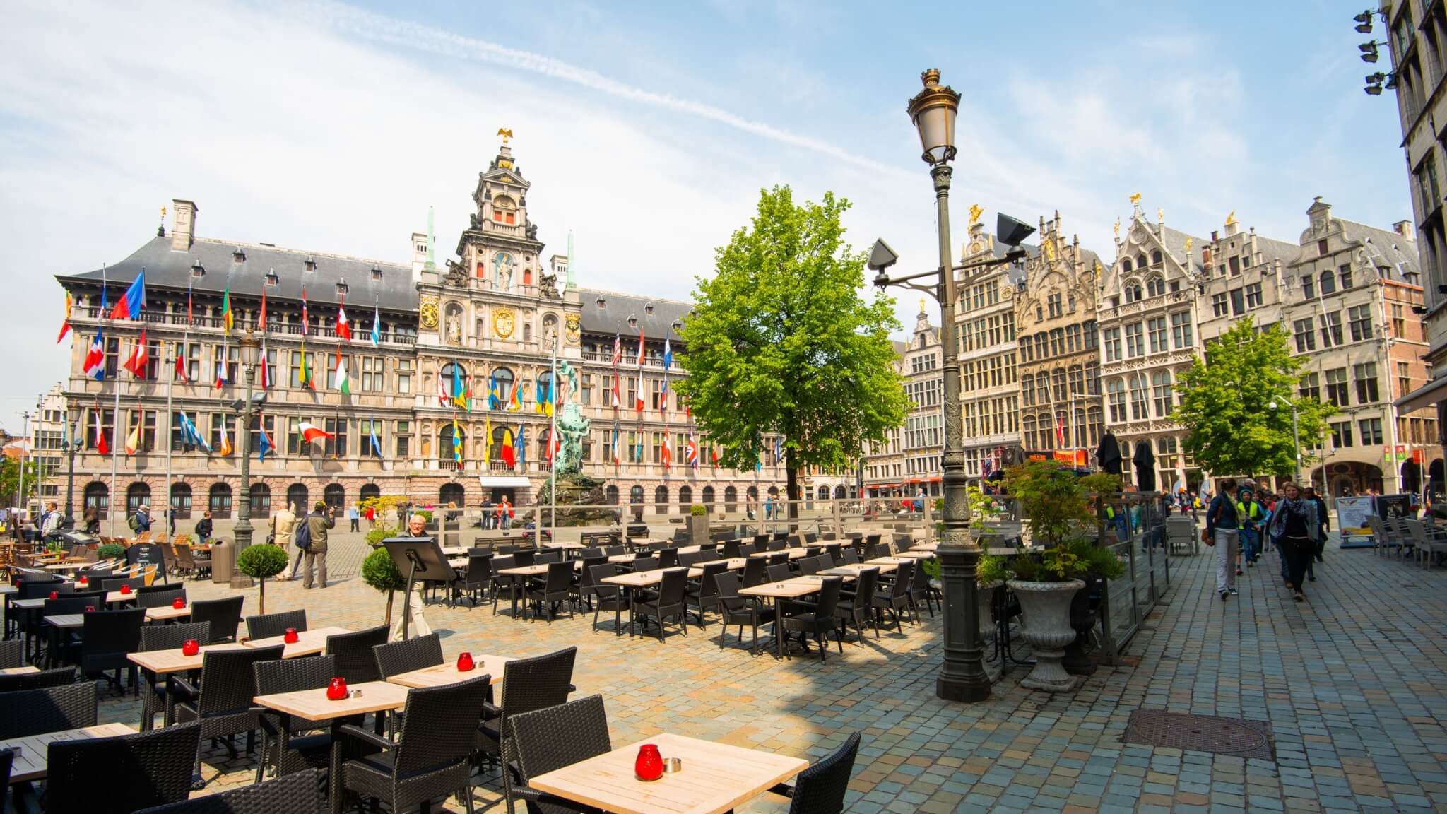 Profitez de la Grand Place d'Anvers pour vous poser en terrasse ©Expedia