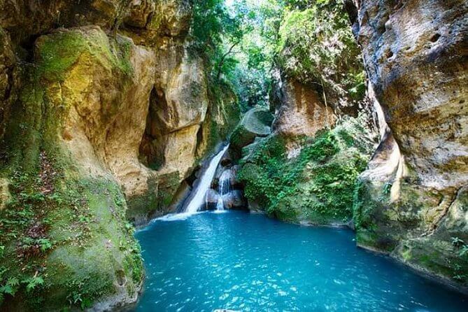 Venez vous baigner dans le Bassin Bleu, un lac entouré de roches ©Tripadvisor