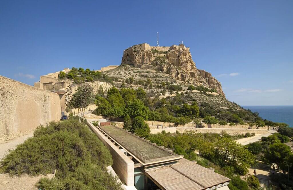 Arpentez les chemins du Parc de le Ereta qui montent les pentes du mont Benacantil ©Alicante Turismo 
