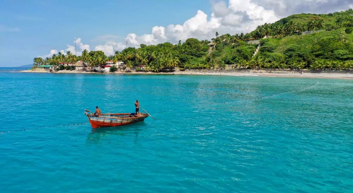 Bateau s'éloignant de Jacmel, à proximité de la plage de Raymond-les-Bains ©Visit Haiti