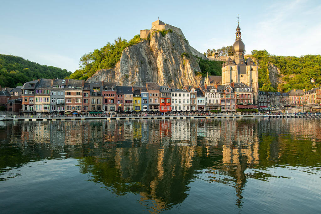 Découvrez la superbe ville de Dinant a bord de la Meuse ©Martin Dellicour