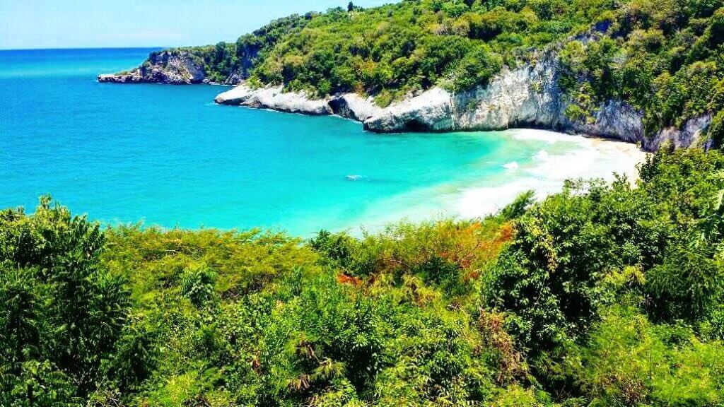 La plage Anse d'Azur, une plage paradisiaque à Haïti ©X