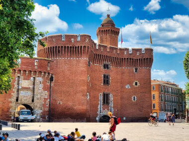 Le Castillet est l'un des monuments phares de la ville si vous venez visiter Perpignan © tourisme-pyreneesorientales.com