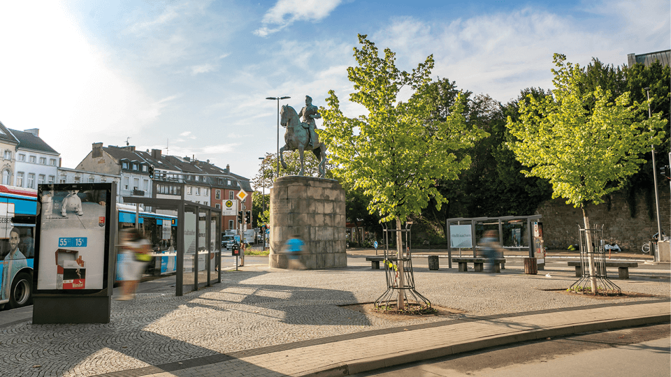 Kaiserplatz est une grande place qui relie la vieille ville d'Aachen aux quartiers modernes © Aachen