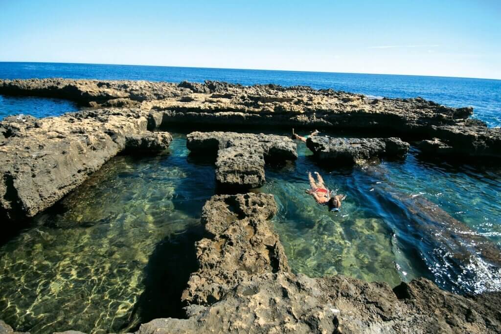 Les eaux turquoise de la Méditerranée dans les Bains de la Reine © elblogdemarichel