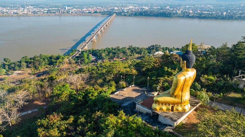 Le Bouddha doré de Wat Phousalao qui surplombe le Mékong et le pont de Pakse ©Shutterstock