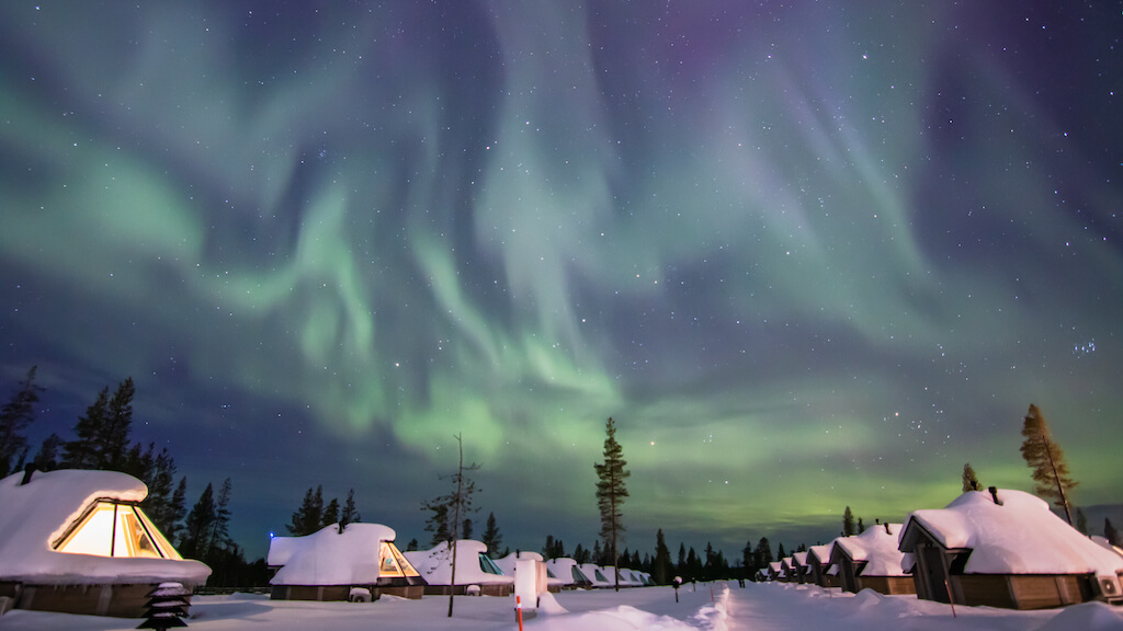 Admirez les aurores boréales depuis un lodge aux parois de verre ©Nothern Lights Village Saariselka
