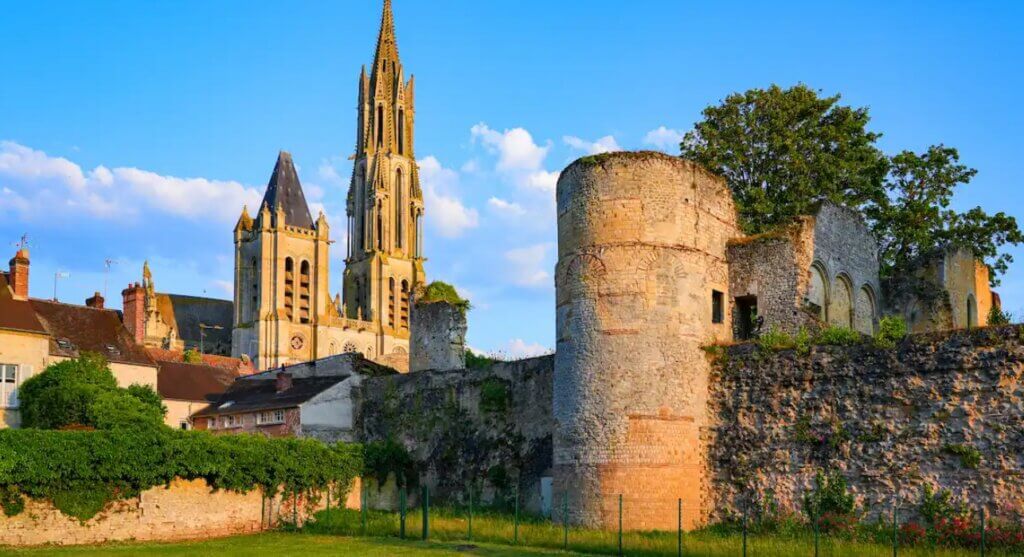 Visiter la Picardie, Senlis et son charme médiéval © ParisZigZag