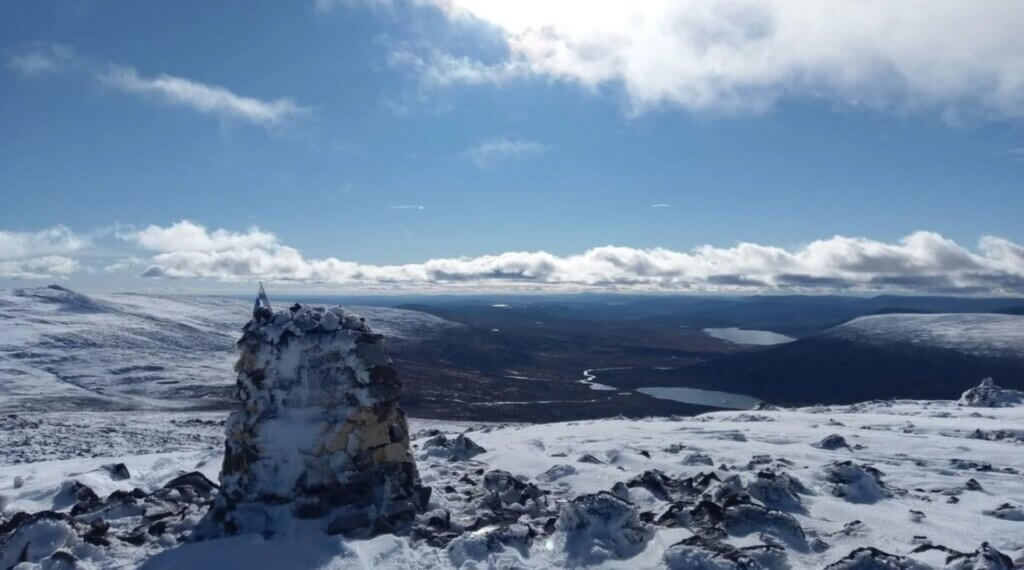 Découvrez la montagne Halti et la stèle qui marque la frontière entre la Finlande et la Norvège ©Reddit