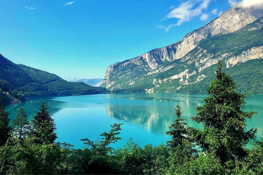 Le lac de Molveno, le lac le plus propre et le plus pur d'Italie ©italian-traditions