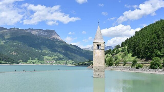  Le lac de Resia et le clocher de l'église Sainte-Catherine d'Alexandrie ©adobestock