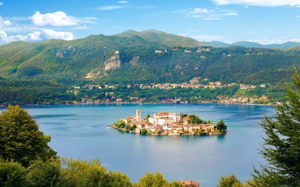Le lac d'Orta et son île Saint-Jules ©adobestock