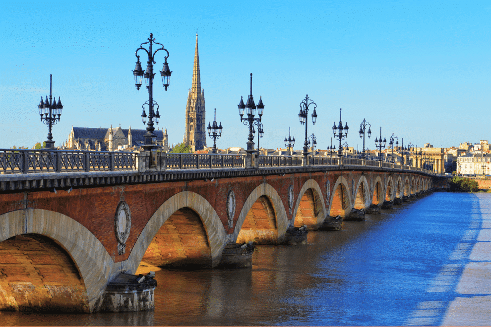 Baladez vous le long de la Garonne et admirez le pont de pierre de Bordeaux ©Bordeaux City Tours