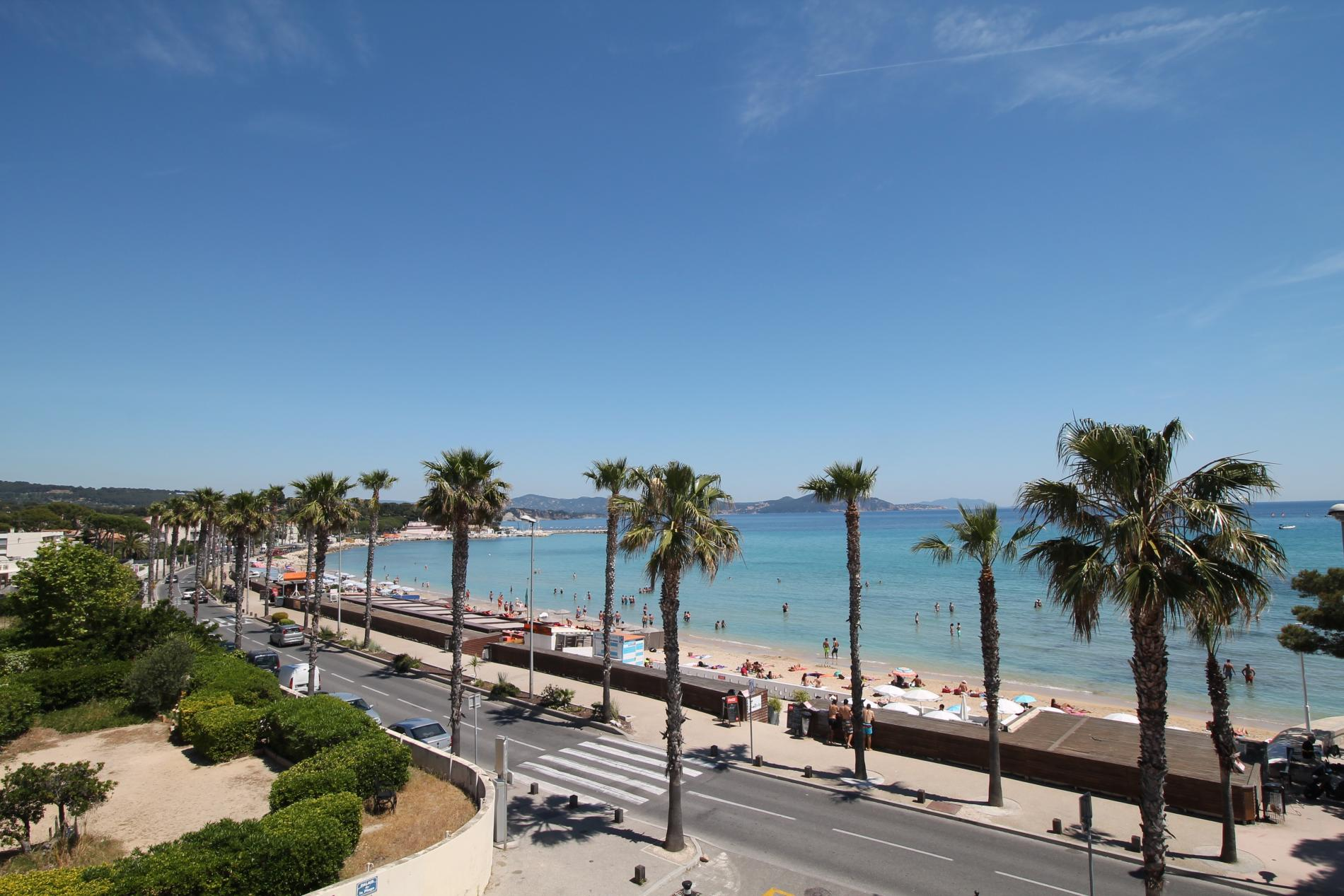 Le front de mer et la plage Lumière à La Ciotat © Miramar