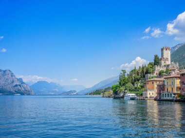 Malcesine au bord du lac de Garde ©Wallpaper Cave