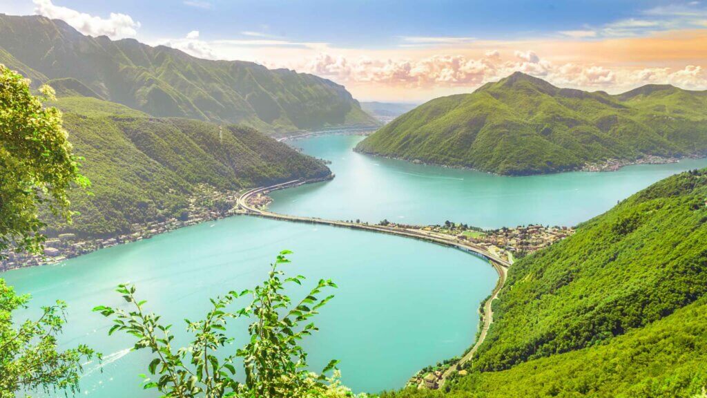 Le lac de Lugano, traversé par le "Ponte Diga di Melide" ©GetYourGuide