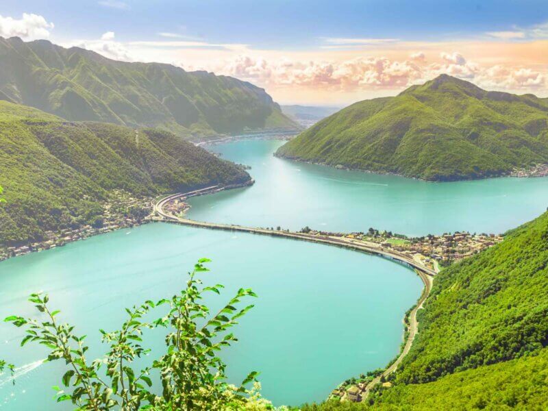 Le lac de Lugano, traversé par le "Ponte Diga di Melide" ©GetYourGuide
