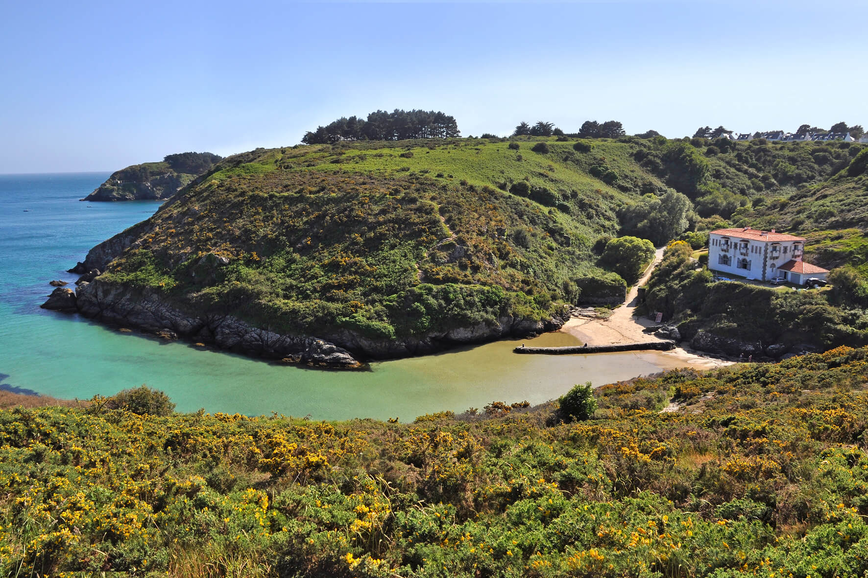 Le Fortin et la plage de Port Maria à Locmaria ©Belle-Ile