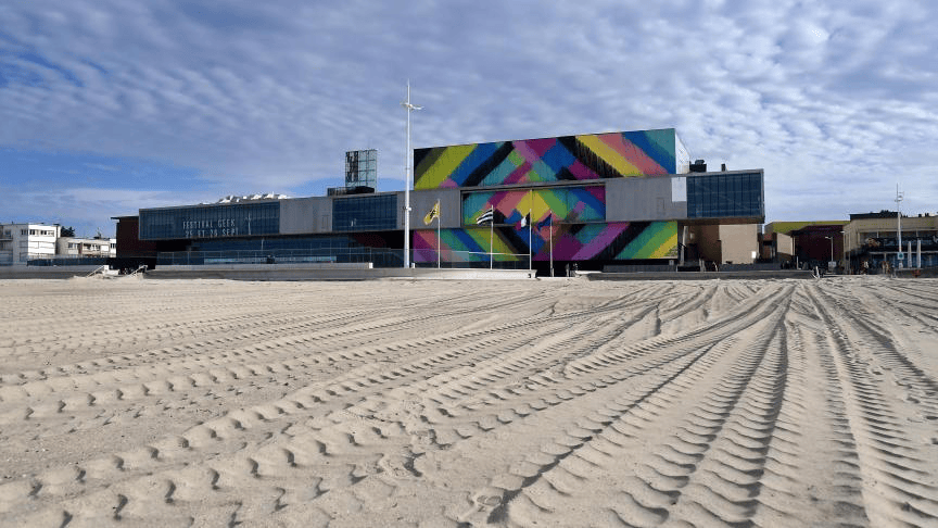 Le Kursaal de Dunkerque derrière une étendue de sable fin ©La Voix du Nord