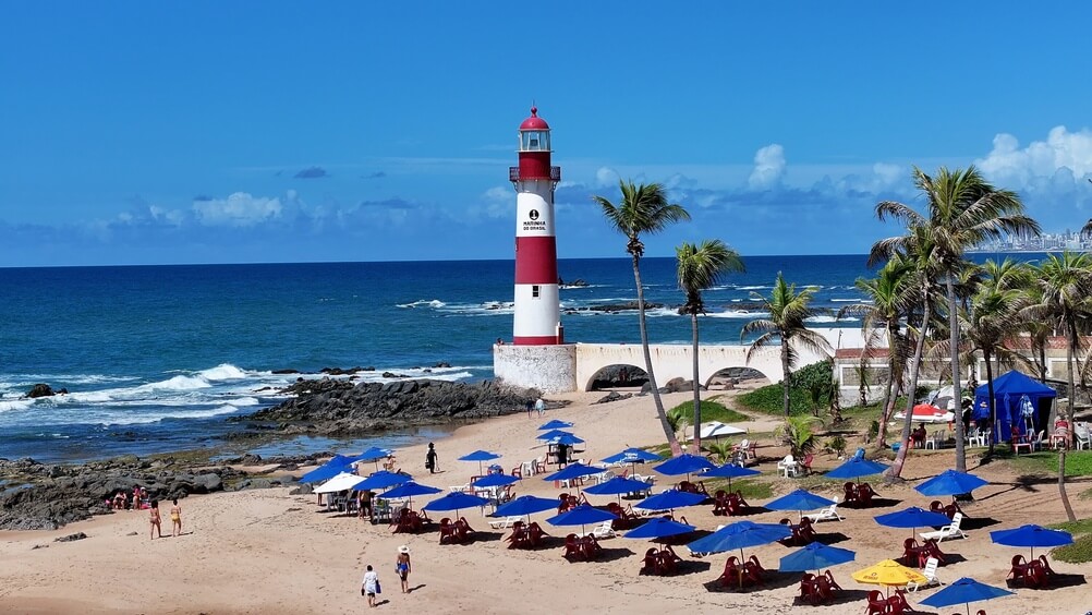 Plage de Salvador, avec le phare d'Itapua ©Shutterstock