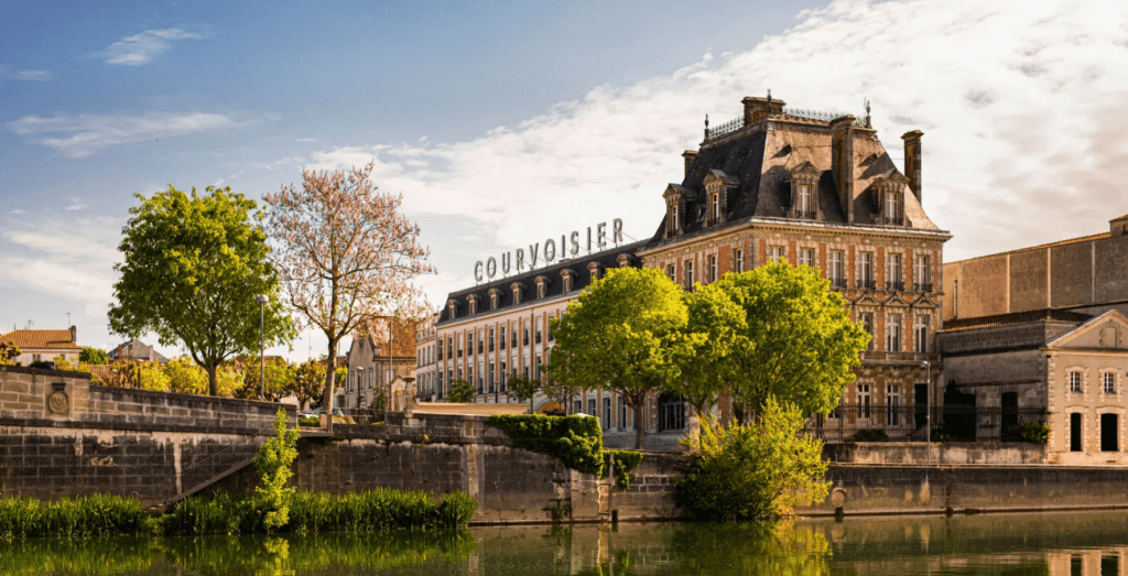 Venez découvrir Jarnac, au bord de la Charente ©Destination Cognac