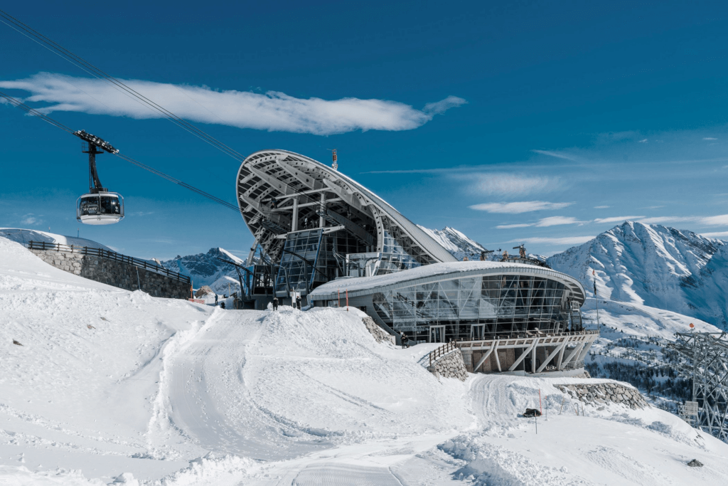 Prenez le Skyway un funiculaire de Coumayeur vers le Mont Blanc © Résidence