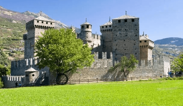 Le Château de Fénis est l'un des plus célèbres de la vallée d'Aoste © Booking