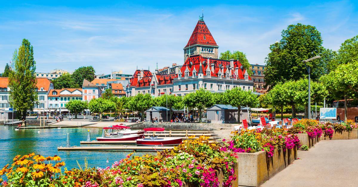 Découvrez Lausanne et le château d'Ouchy en Suisse Romande ©Shutterstock