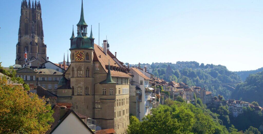 Vue de Fribourg dominé par la cathédrale Saint-Nicolas ©Expedia
