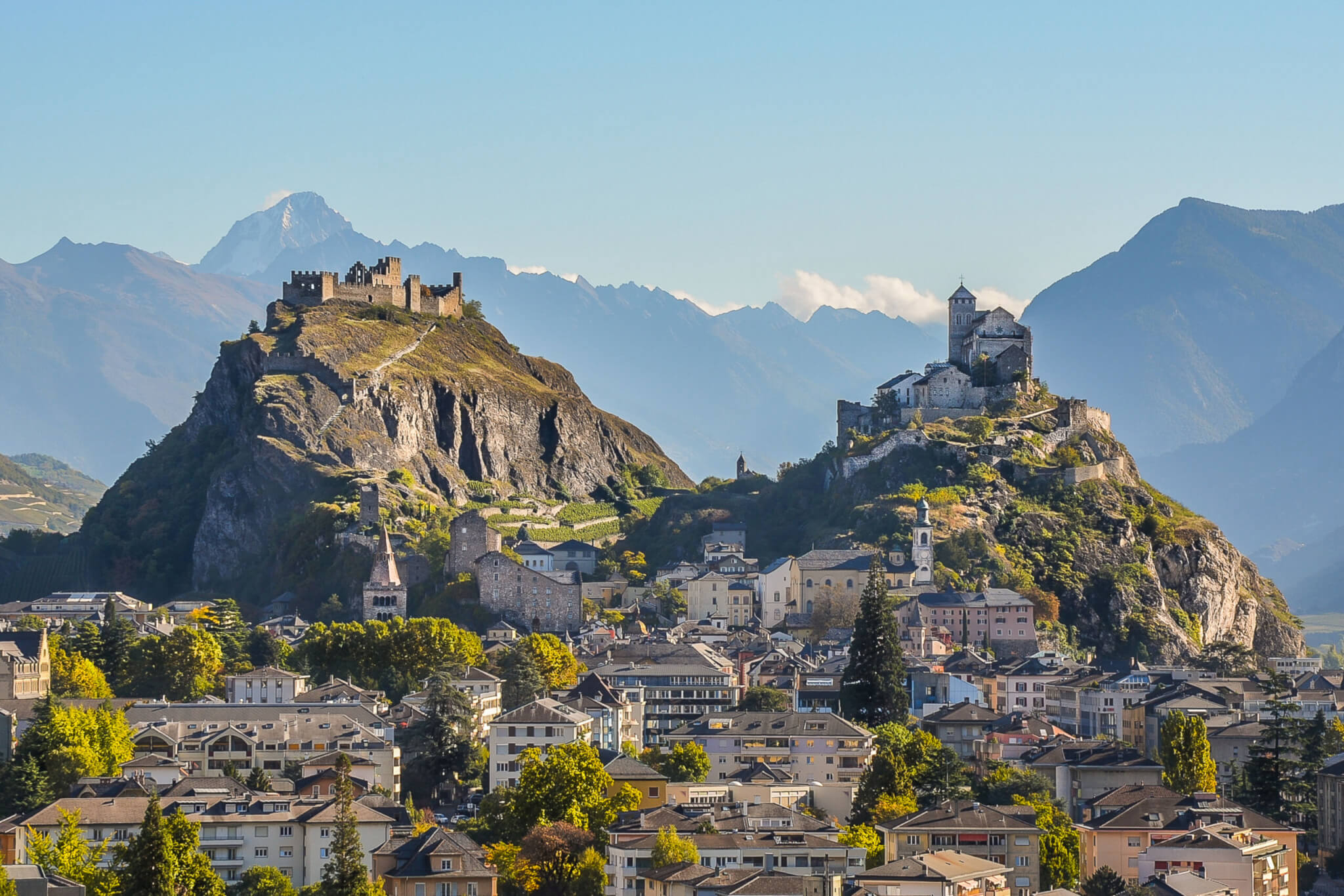 Sion et ses forteresses Valère et Tourbillon ©Valais/Wallis Promotion