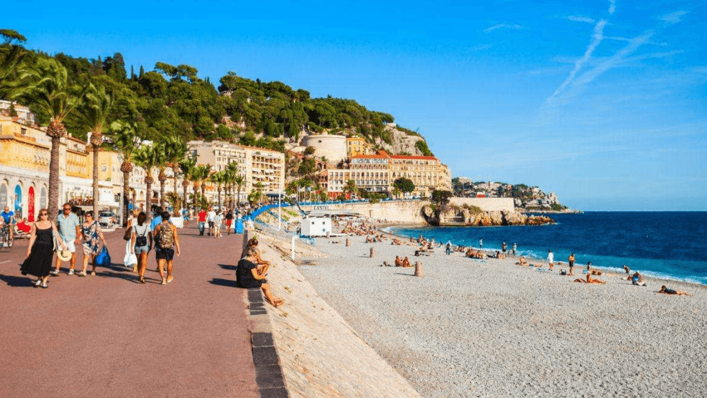 Longue de 7 kilomètres la Promenade des Anglais est un incontournable de Nice © Vinci