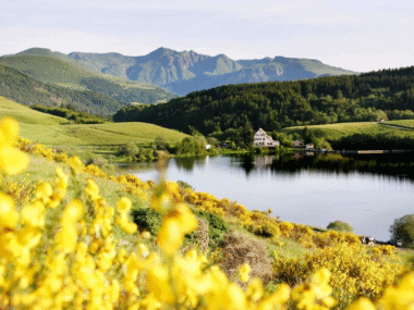 Le Plateau de Guéry et son lac à 1 268m d'altitude © Auvergne Volcan Sancy