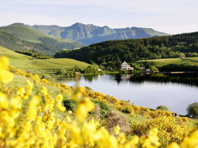 Le Plateau de Guéry et son lac à 1 268m d'altitude © Auvergne Volcan Sancy