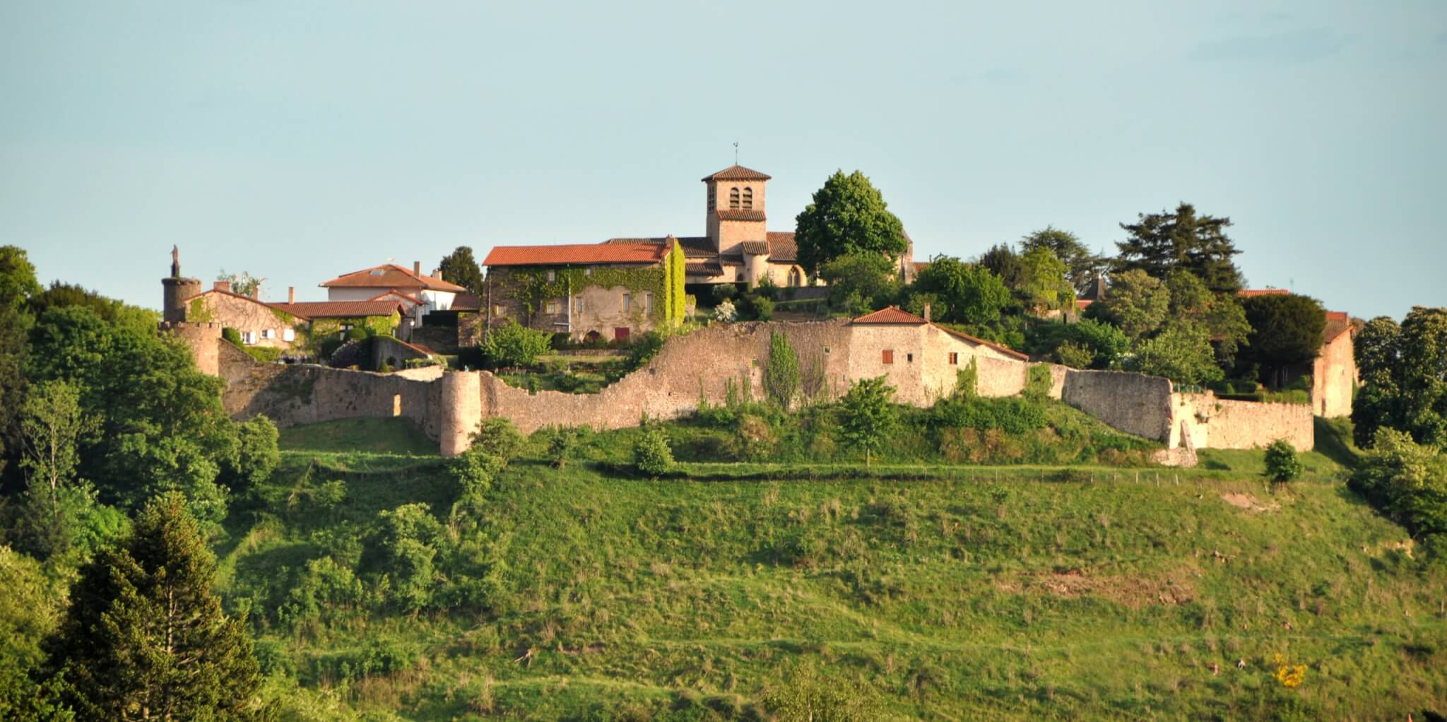 Randonnée et découverte du village de Saint-Haon-le-Châtel ©Loire.fr