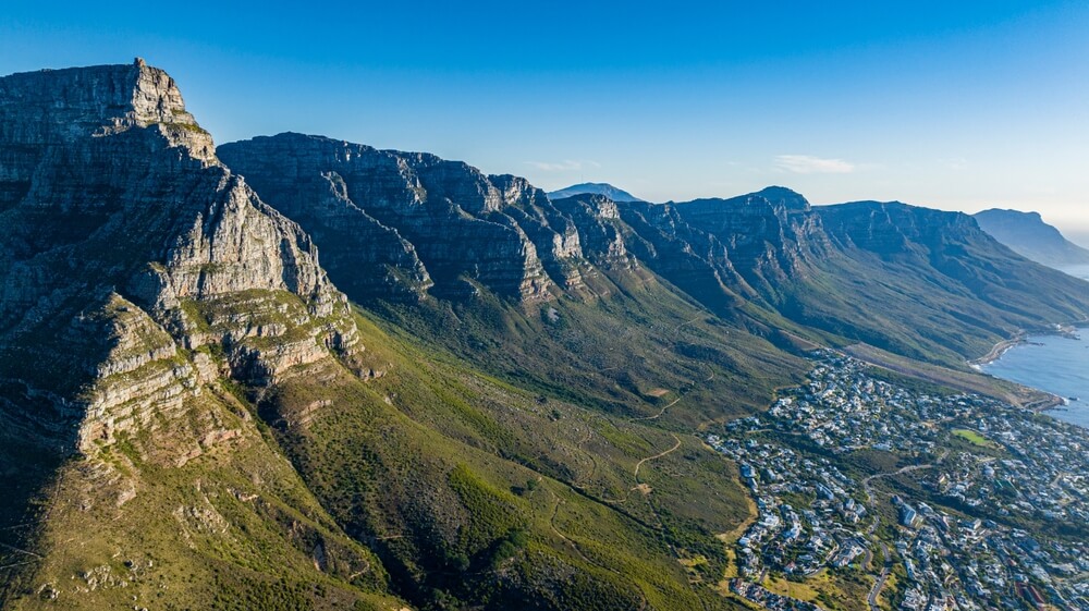 La montagne de la Table et ses "Douze Apôtres", dominants Le Cap ©Shutterstock