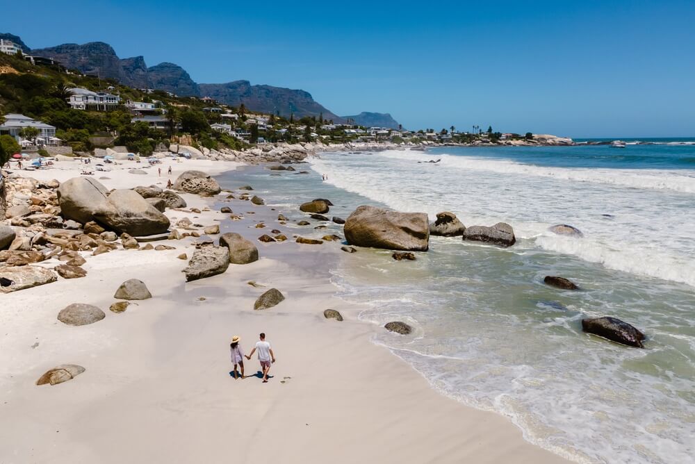 Arpentez la plage de Camps Bay, au Cap ©Shutterstock
